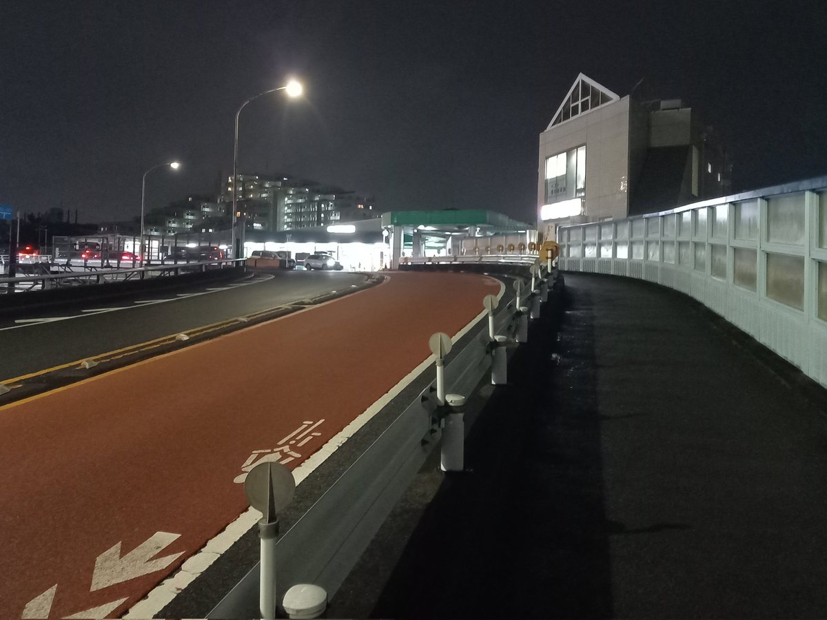 yosizo's tweet image. 帰宅途中で立ち寄った府中本町駅前で、はからずも「#永久のユウグレ」0話の聖地巡礼。文明崩壊前の世界はまんまでした🙇