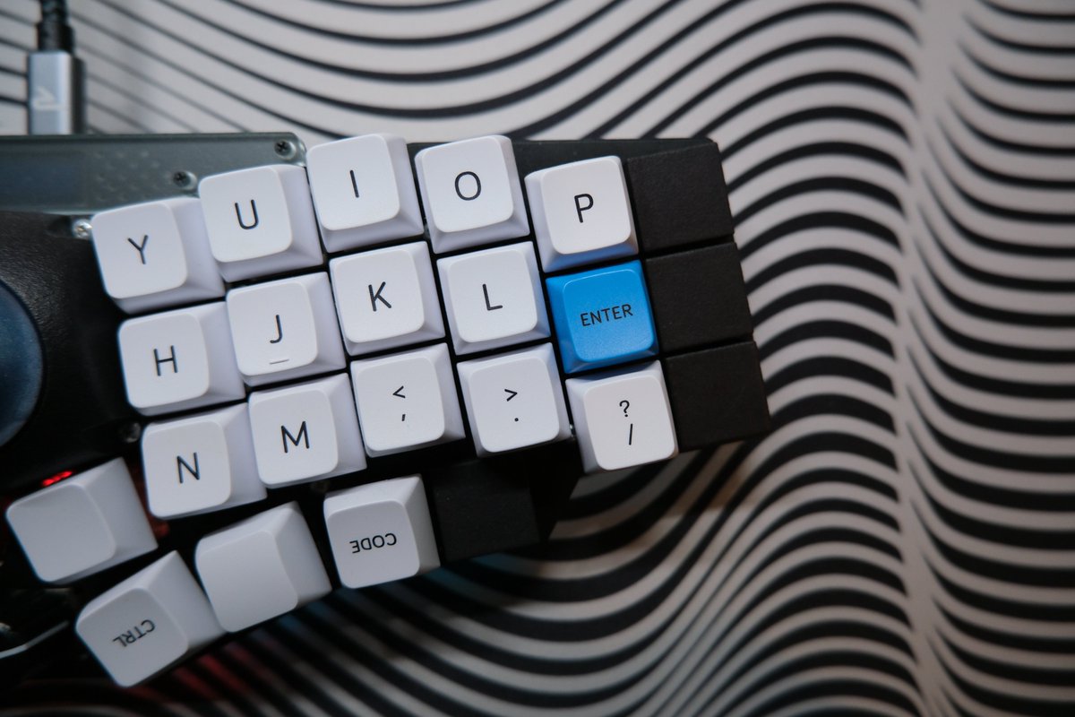 Hottyhottea's tweet photo. #本日のセットアップ #fujifilm
#Atomoph
Keyboard:cocot46Plus
Switch:Gateron Speed Silver 3.0
Keycap:MelGeek MDA BigBang2.0
トラボ付きカラスタでスタート。
ご報告となりますが、遊舎工房さんで長らく店頭のみで販売してきたGravity36のチャレンジキットですが、昨日をもって引き上げました。
店舗でご覧いただいた方、ありがとうございました。
やはりGravity36の商品デザインは、入門機として最適、というポジションということを実感しています。
逆にいうと、玄人には物足りないのかもしれません。
肌感でしかありませんが、こういったトライアンドエラーの積み重ねが大事だなーと思っています。