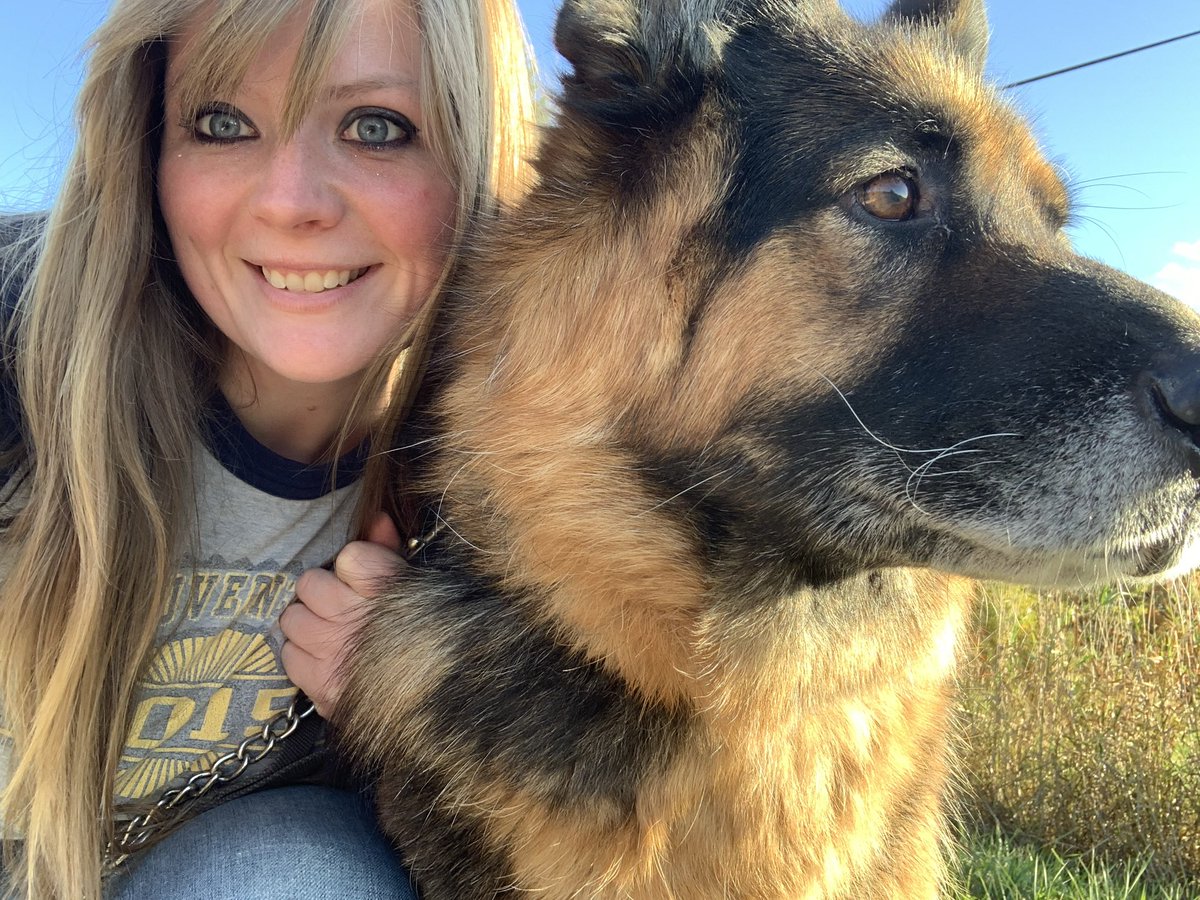 In case you needed to know, blue eyes and brown eyes are beautiful in the sun! ☀️ 🥰