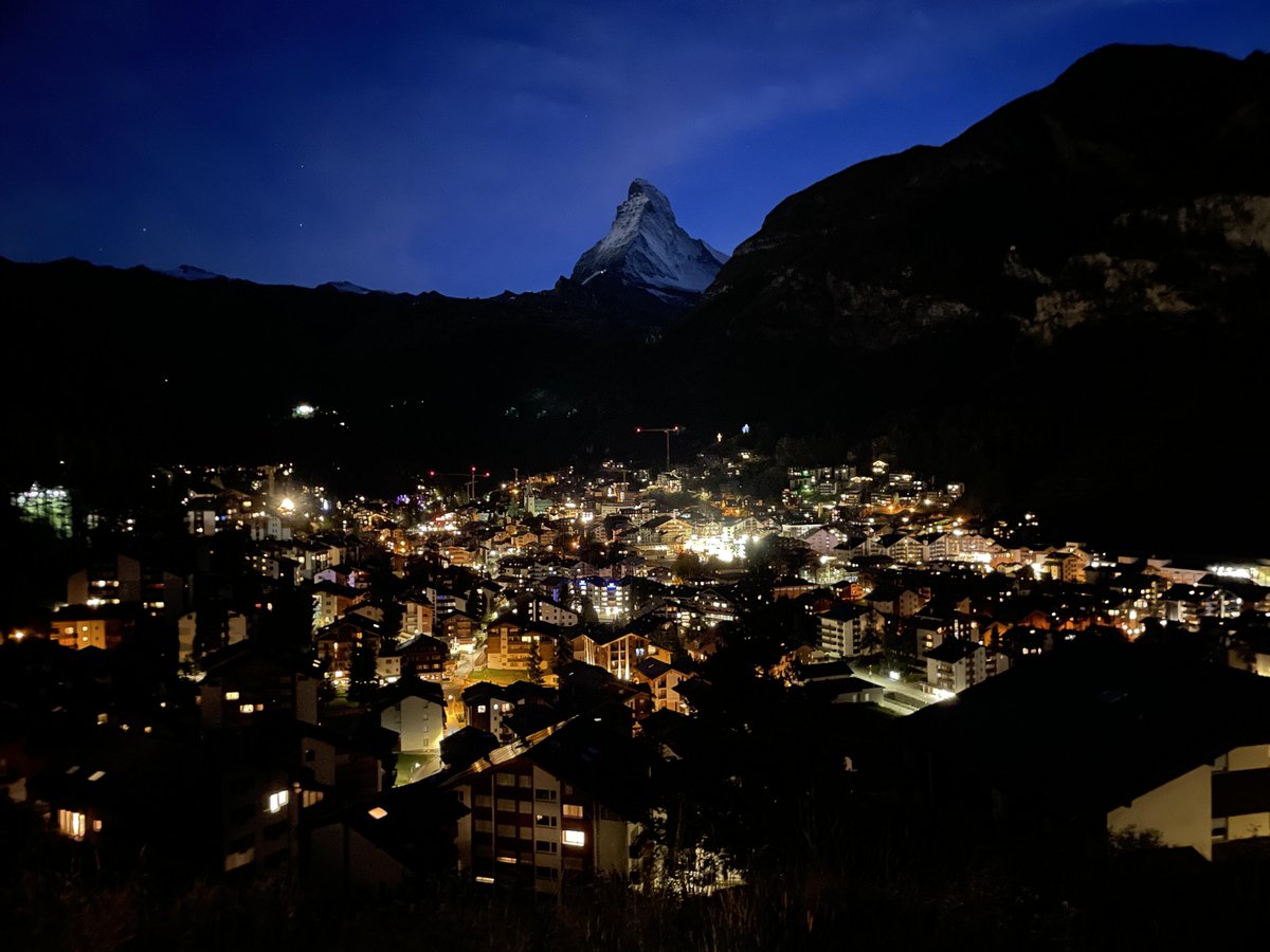 Lucija0124's tweet image. A small alpine town under a sharp peak—warm lights, quiet heart，Simple feels right
#alpinevibes #eveninglights #quietplaces