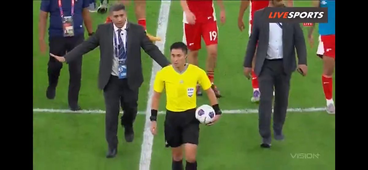 This referee from China has a grudge because his country did not qualify for the World Cup 👎👎

<a href="/afcasiancup/">#WAC2026</a> <a href="/FIFAcom/">FIFA</a>