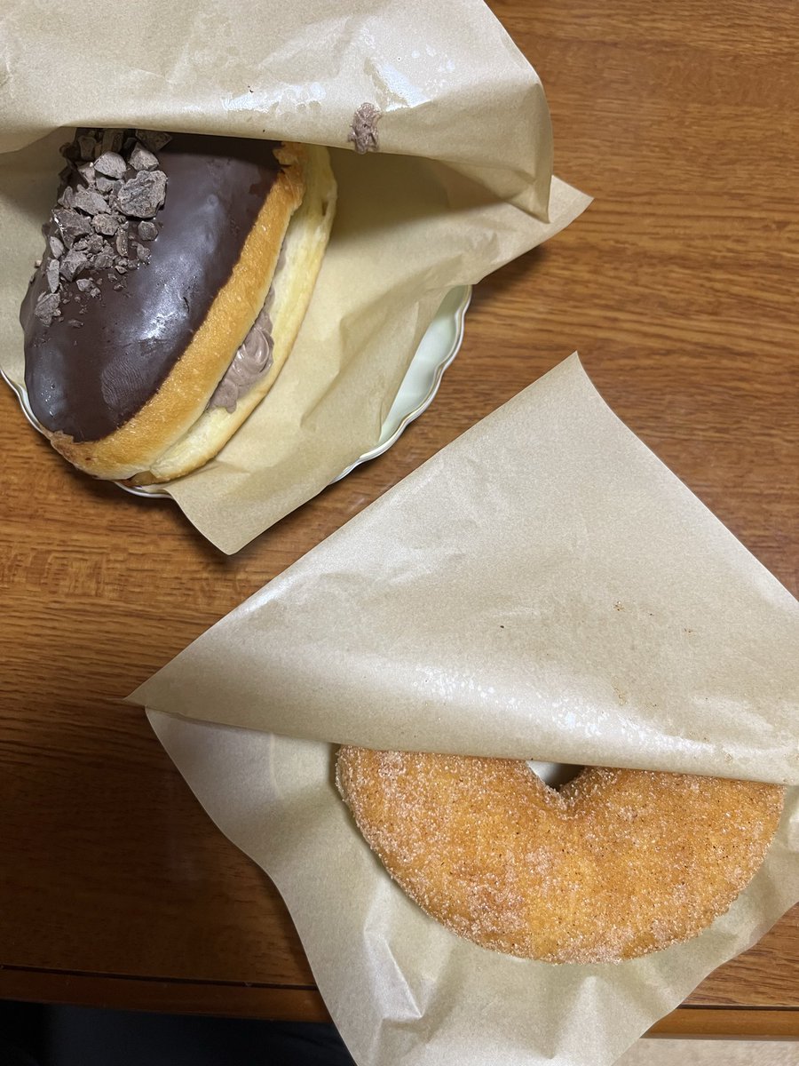 CekdU7HSfO09D74's tweet image. おやつの時間(昨日)
おはようございます。
北九州の今日は晴れ
大きな声で気持ち良さそうに虫たちが合唱しています。
昼ドーナツ、夜アイスを食べました。
ドーナツはTHE CITY DONUTSさん。
もちっと生地はパンっぽい。
アイスは定番コラボで絶対美味しいやつ。
美味しい一日でした💕