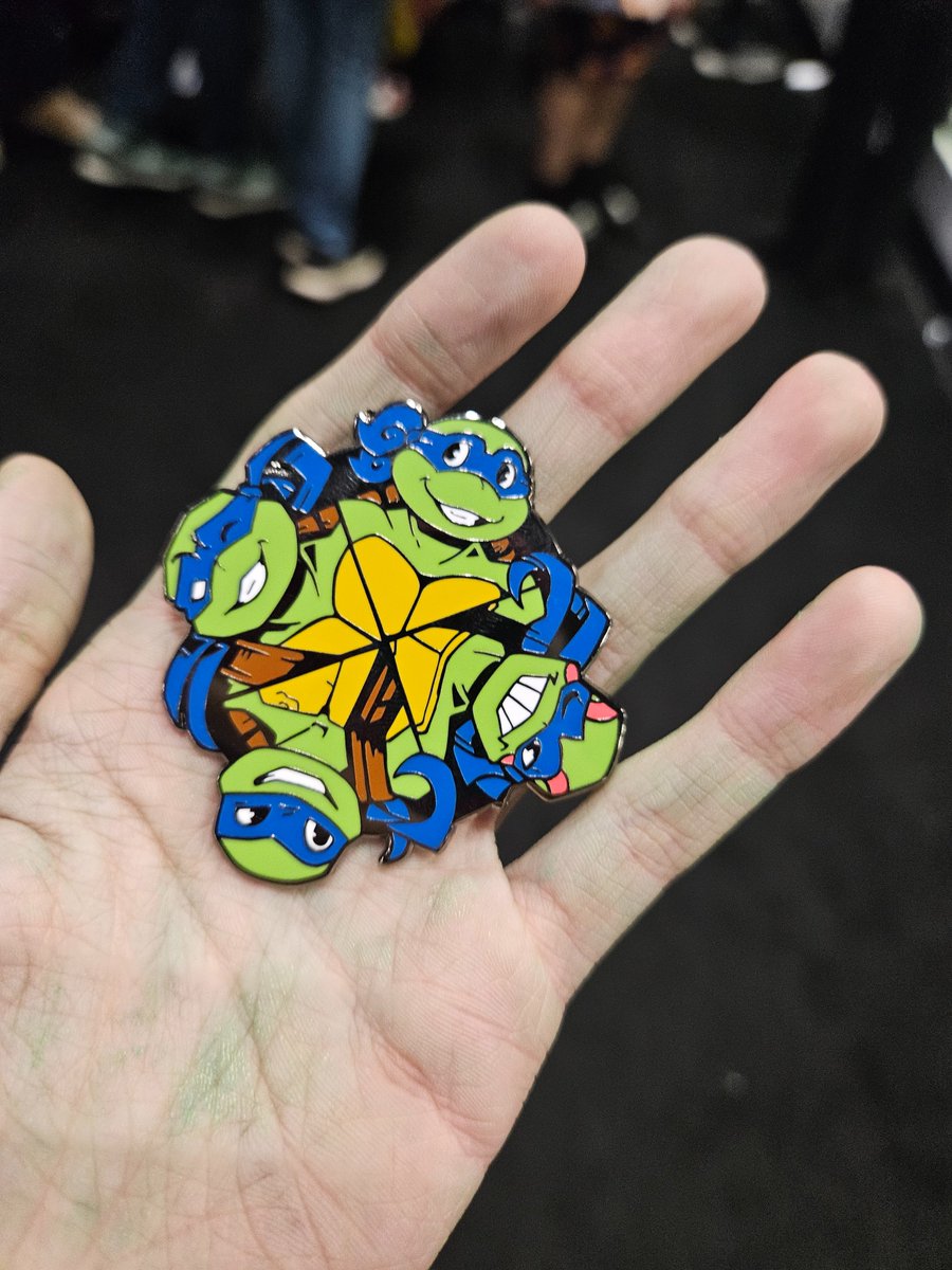 MIKEY0NE0FAKIND's tweet photo. I MET SOMEONE WHO WORKED ON THE LEADER IN BLUE ZINE AND THEY???GAVE ME THEIR PIN???? if you somehow find this post just know that i will never forget you. i will treasure this forever omg https://t.co/4nlLilTEy1