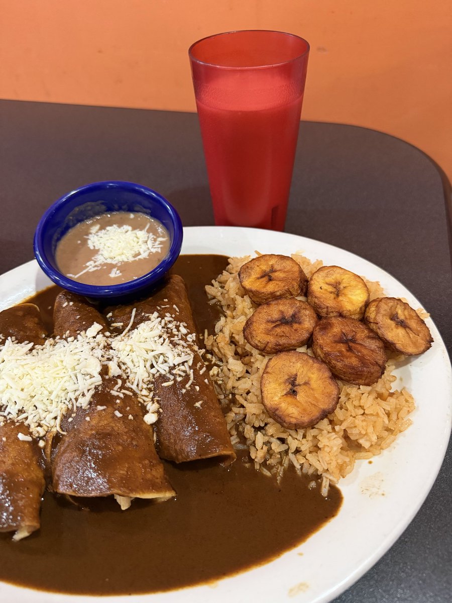 Ze1ooooo's tweet image. Enchiladas de mole, arroz, frijoles, plátanos fritos. Agua de horchata.
We have nopales. $2 per pound.