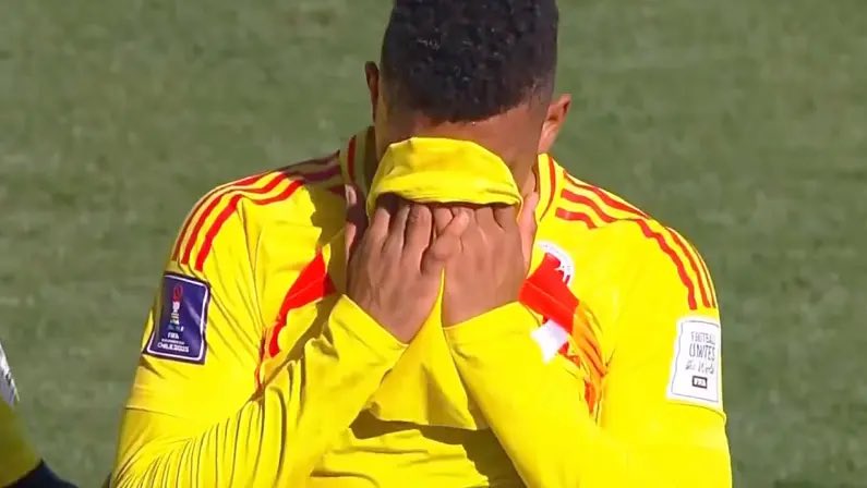MeuBotafogo's tweet photo. PARECE PIADA! 🤡

Jordan Barrera se machucou sozinho do jogo da Colômbia Sub 20 x Espanha Sub 20 e saiu chorando.

A lesão foi na coxa esquerda e ele passará por exames.

Daqui a pouco até os torcedores se lesionam 👍🏻🤡 https://t.co/ssJb6LFEV1
