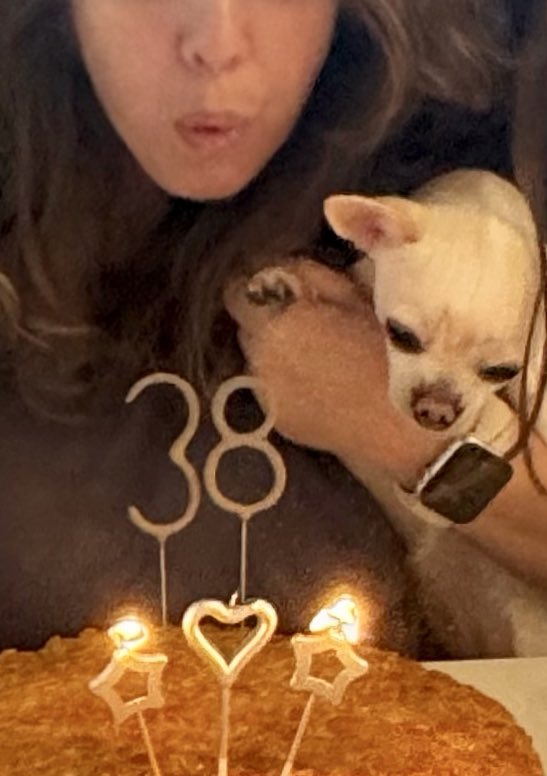 Parece que Lou era la más emocionada con mi torta 😂🎂