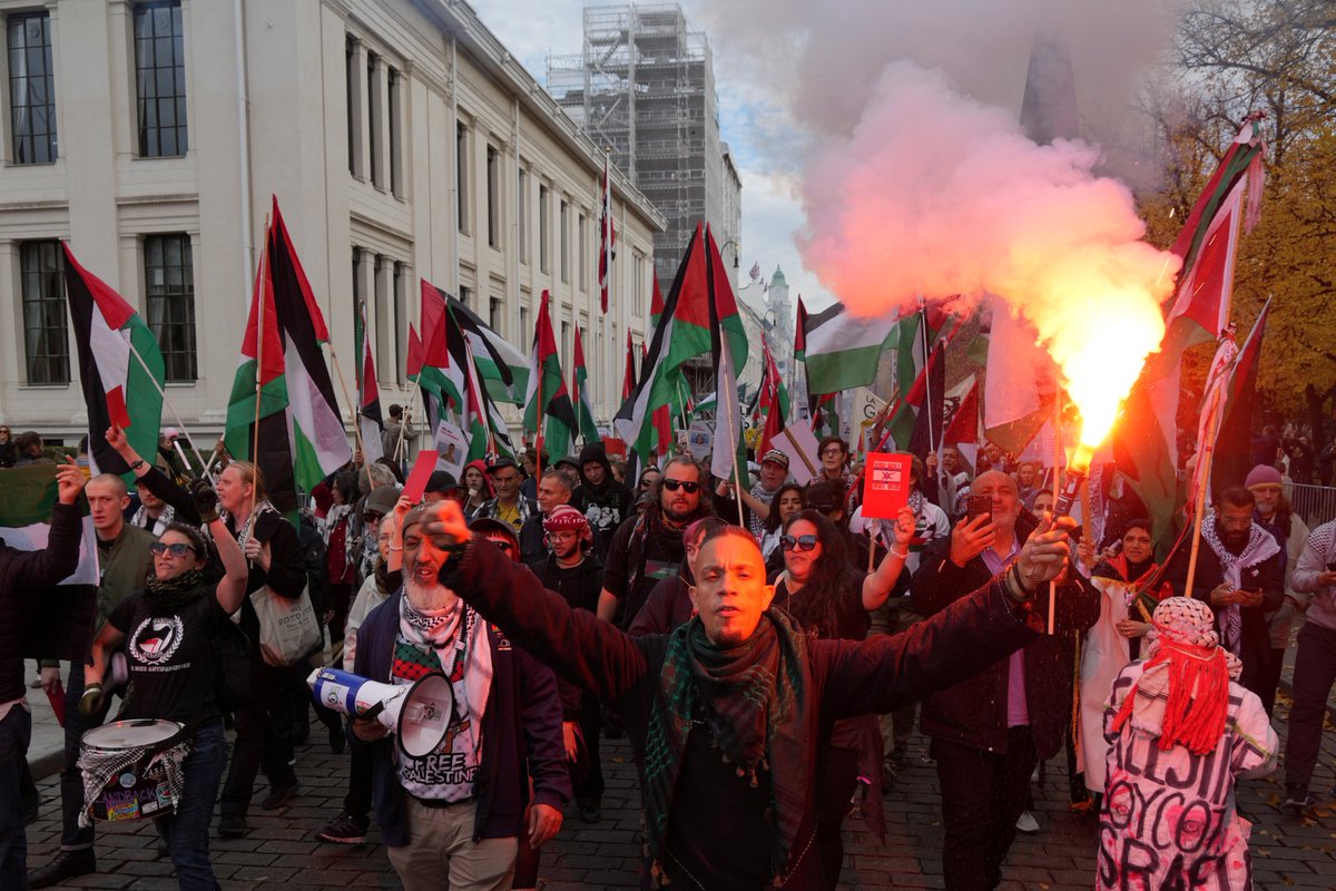 Qnewsegy's tweet image. 🔴 Pro-Palestinian demonstrations erupt in Oslo as Norway hosts Israel in FIFA World Cup qualifier

#FIFA #norway #oslo
#WorldCupQualifiers
#Q_News