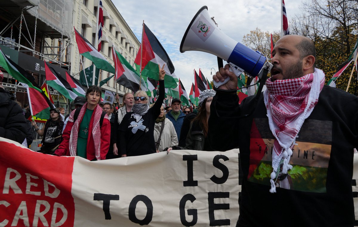 Qnewsegy's tweet image. 🔴 Pro-Palestinian demonstrations erupt in Oslo as Norway hosts Israel in FIFA World Cup qualifier

#FIFA #norway #oslo
#WorldCupQualifiers
#Q_News