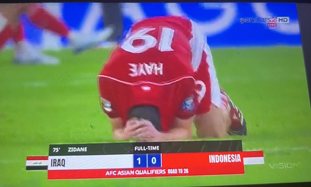 haye tau ini peluang terakhir dia bermain di piala dunia

gapapa prof mungkin setelah ini ambil lisensi kepelatihan trus kasih paham si botak itu