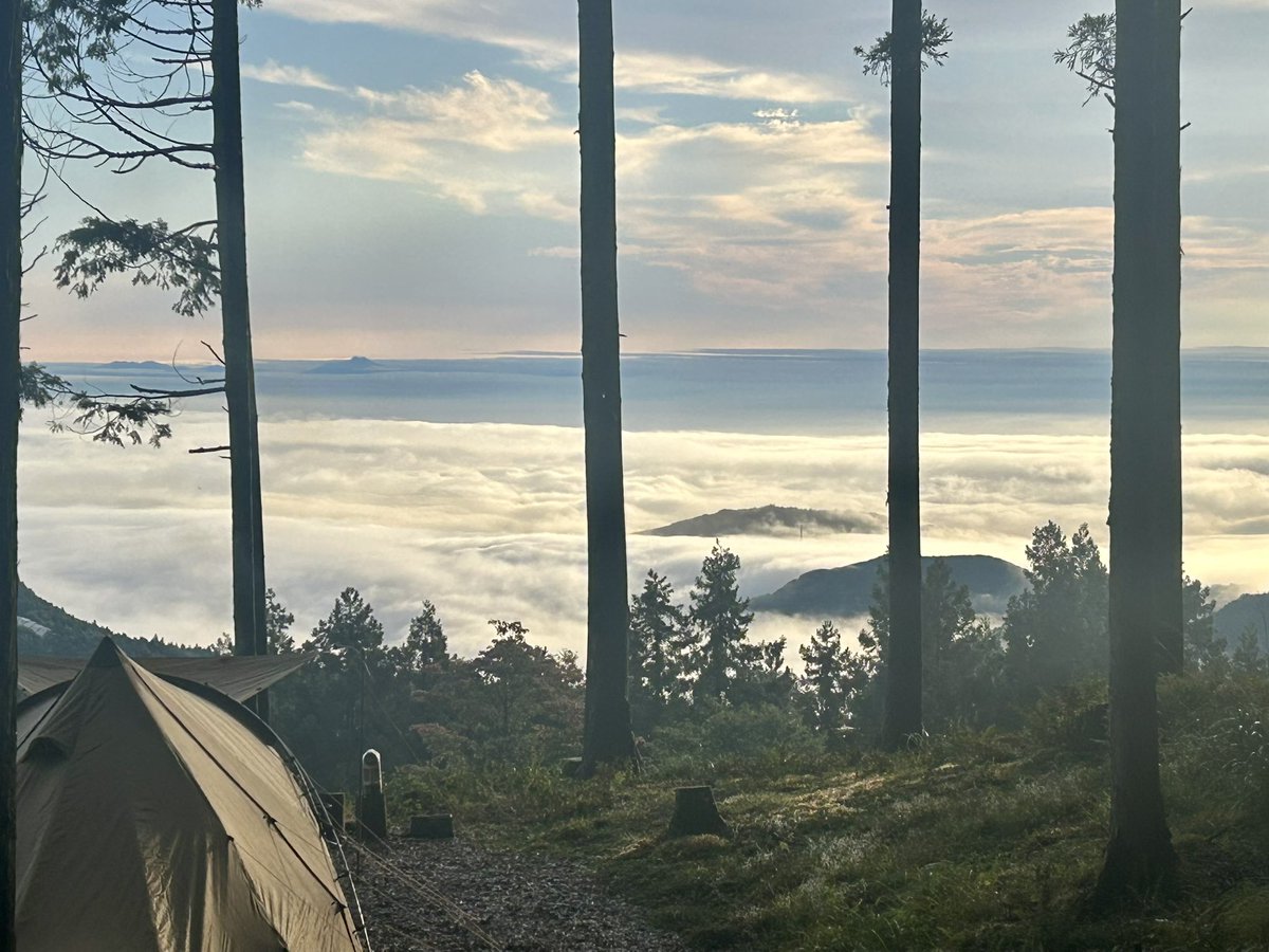 camp_tenku's tweet image. おはようございます😊
今朝は関東平野の雲海！

昨日が一日中真っ白で何も見えなかった分、お客さんに見て貰えて良かった

一応、チェックイン時に朝は雲海が見えるかもってお伝えしてました😆

#天空ベース
#TENKUCAMPBASE奥武蔵
#雲海
#今朝の一枚