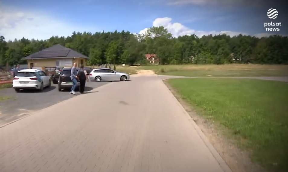Służby w akcji (@sluzby_w_akcji) on Twitter photo Mamy pytanie do <a href="/PK_GOV_PL/">Prokuratura</a> i <a href="/Lubuska_Policja/">Lubuska Policja</a>.
Jak to możliwe, że prokuratura zawiesza postępowanie, bo „nie można ustalić miejsca pobytu podejrzanego”, policjanci nie mogą go znaleźć, a dziennikarze Polsatu – którzy przyjechali tylko na jeden dzień, by zrealizować materiał – bez Mamy pytanie do <a href="/PK_GOV_PL/">Prokuratura</a> i <a href="/Lubuska_Policja/">Lubuska Policja</a>.
Jak to możliwe, że prokuratura zawiesza postępowanie, bo „nie można ustalić miejsca pobytu podejrzanego”, policjanci nie mogą go znaleźć, a dziennikarze Polsatu – którzy przyjechali tylko na jeden dzień, by zrealizować materiał – bez