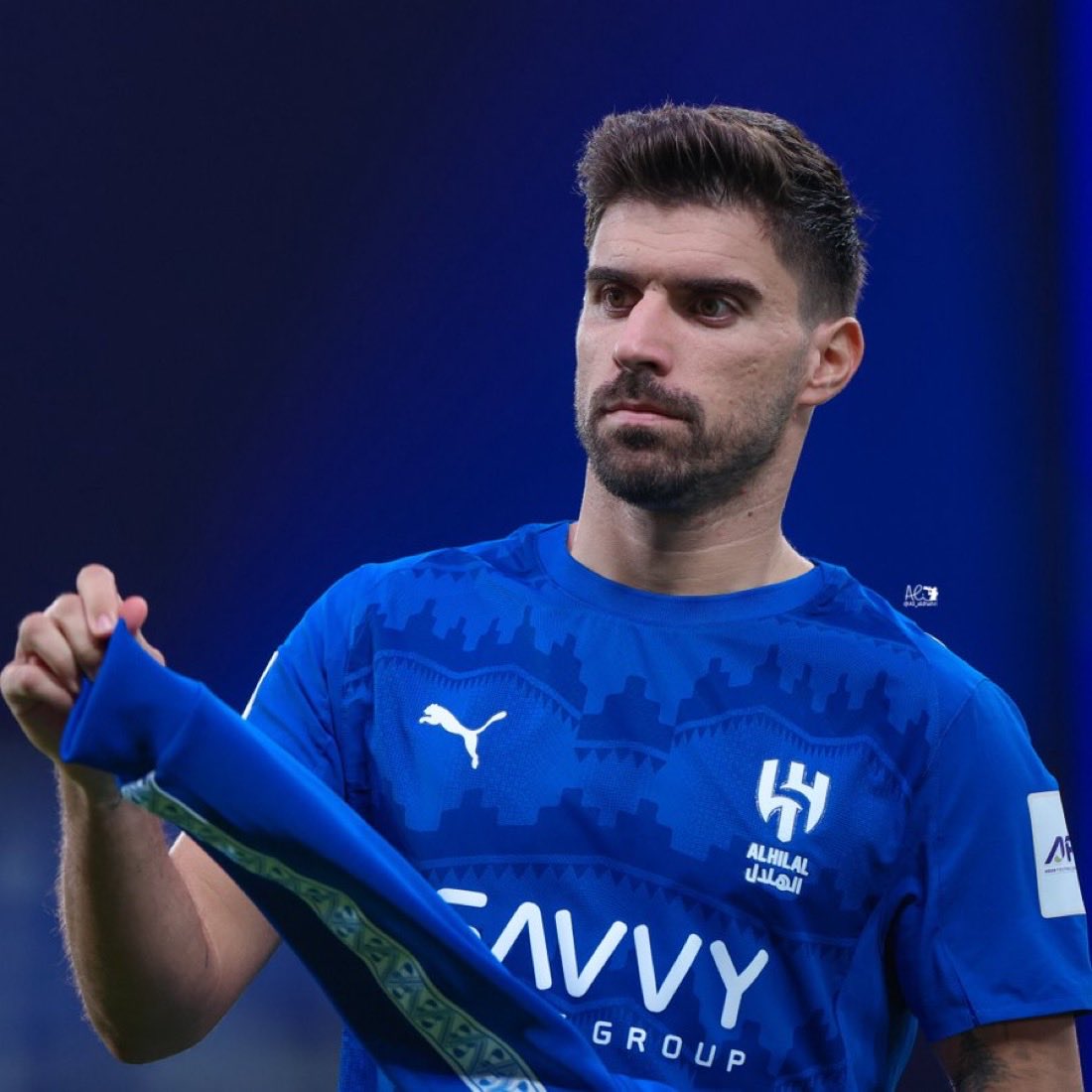 وانا أشوف نيفيز شايل وسط الهلال شييل
وأشوفه شايل وسط منتخبه شييل

مع ذلك كل ما اتذكر انه بيدخل بالشتوية الفتره الحره وقادر انه يوقع لاي نادي وممكن يرحل عن الهلال يضيق صدري 🥲

يخوان إلى متى هالبرود ؟! والله لازم الاداره تخلي موضوع تجديد عقده اولويه مهمه لانه مطلوب للانديه بشده !
