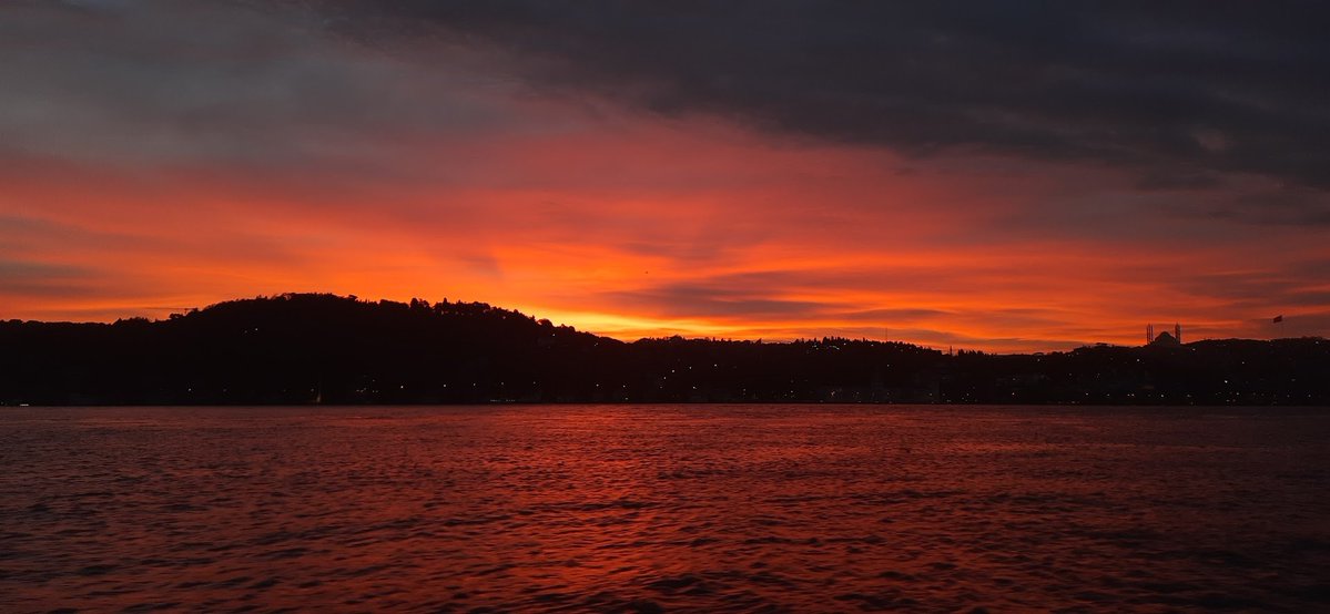 Ay bulutta saklanır, 
Eylül gözlerine doğduğu gece. 
Hüzün, öyle derin iklimlerde,
Bir kelime, binbir hece…