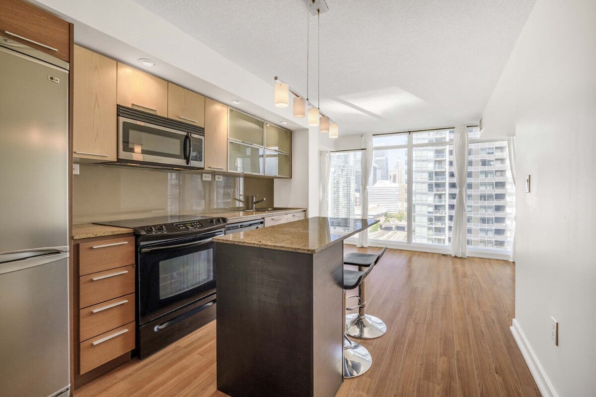 T0agent's tweet photo. Check out this home! Welcome to 25 Capreol Court Urban Living at Its Finest! Experience modern downtown living in this bright and efficient condo located in the heart of Toronto's vibrant City Place community. Thoughtfully designed .. https://t.co/iBIXfAEehU https://t.co/K7FfNGhvNg