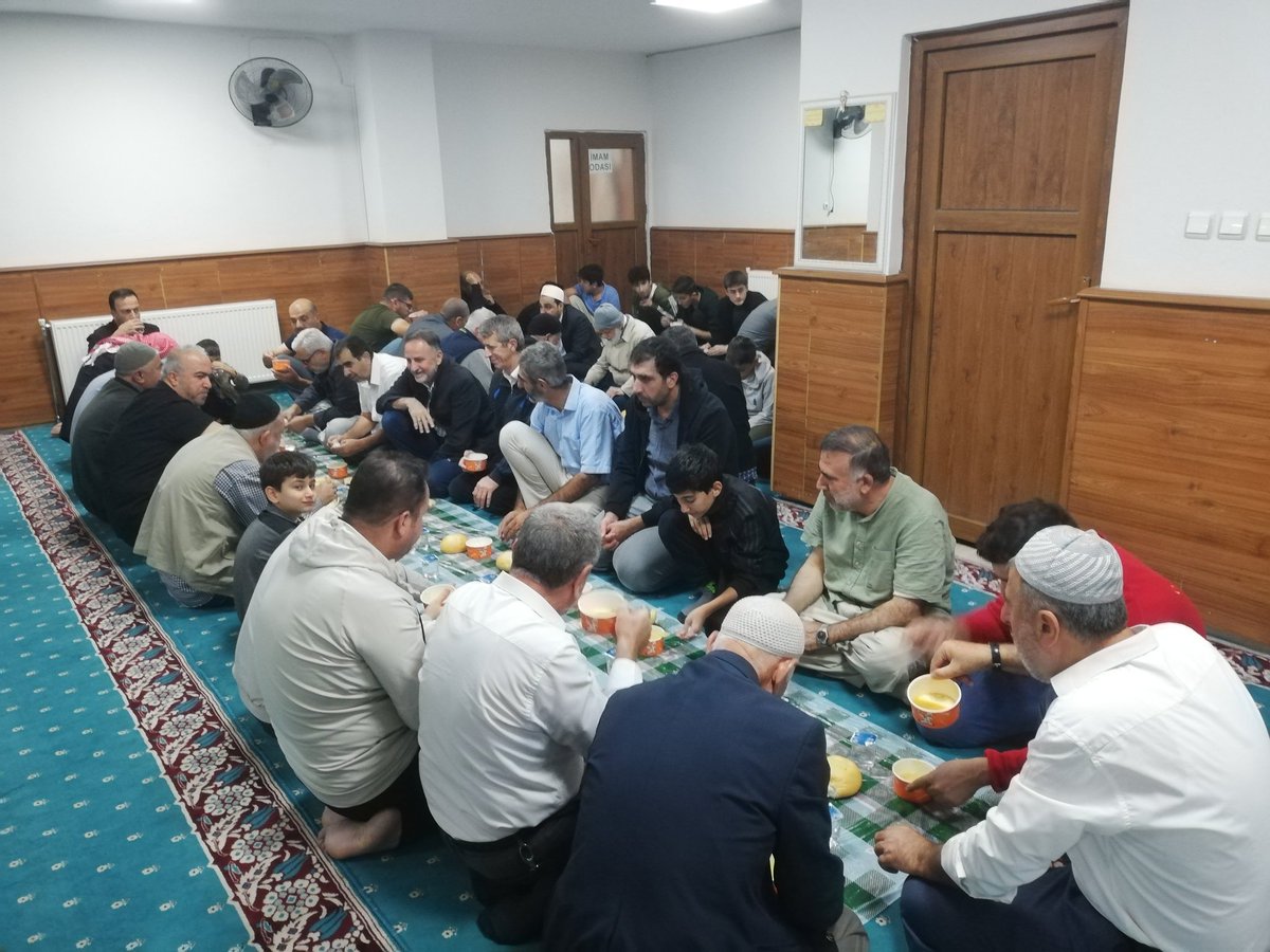 Gazze için Sabah Namazında bir araya geldik.
Gazze'nin zaferi için canı gönülden dua ettik.
Bizzat yanlarında olamasak da dualarımızla kardeşlerimizin yanındayız.. 🇵🇸