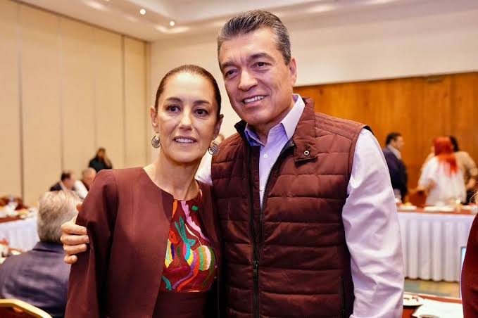 jorgegogdl's tweet image. Revela @MarioMal fotos de la casa de Rutilio Escandón se pueden ver 2 cuadros del artista Rafael Coronel. Uno &quot;Universo&quot; estuvi valuado en 20 mil dólares (400 mil pesos).

El consul de Miami y ex gobernador de Chiapas tiene una fortuna abundante.