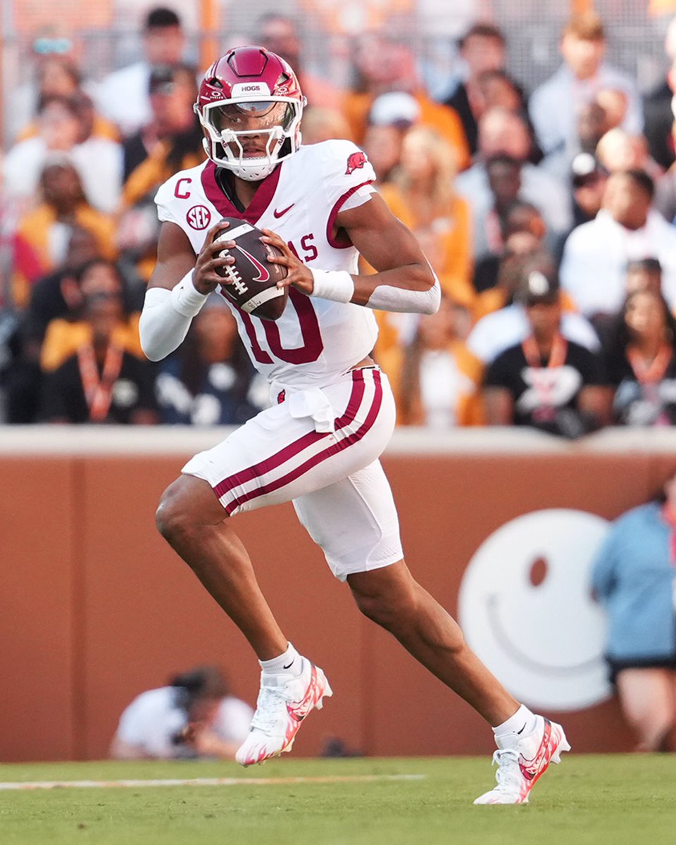 RazorbackFB's tweet image. Hogs in the half 🐗