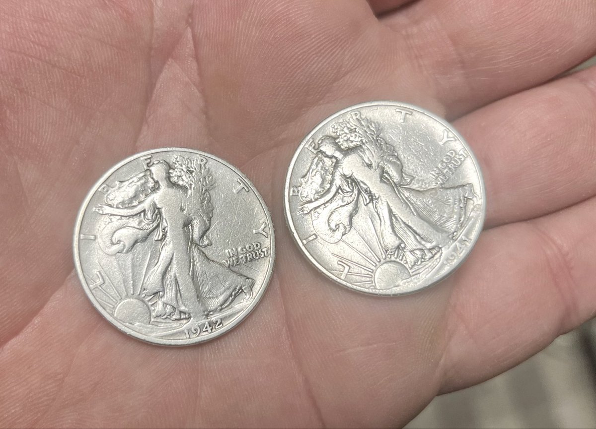 VintageCards2's tweet image. Before and after. No scratches or signs of cleaning. Use any container, line with aluminum foil, fill with warm water and baking soda. Put coins in, let them sit for 10-20-30 minutes. Clean with a soft cloth. Repeat if needed. #silver #silversqueeze #stacking