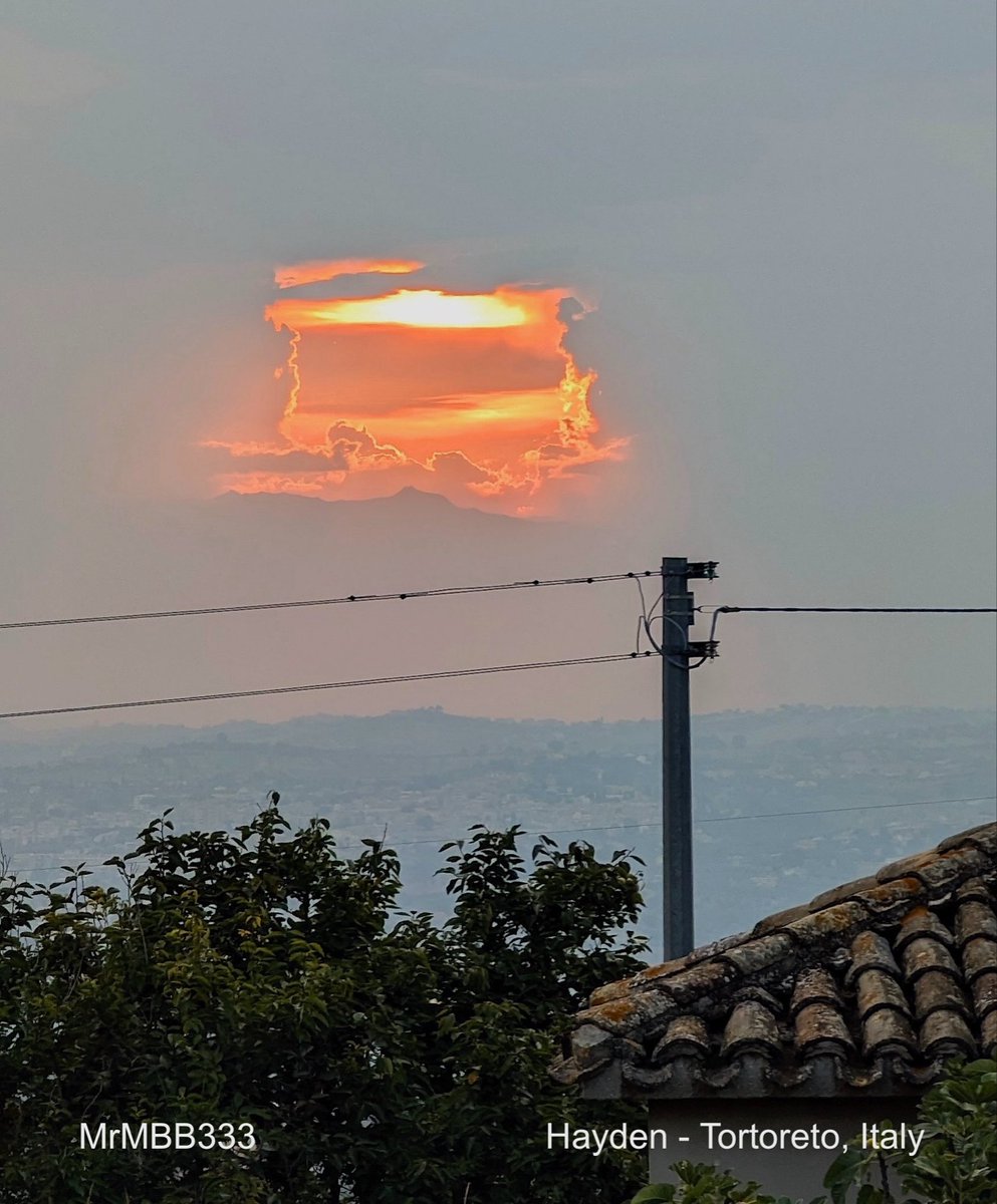 MrMBB333's tweet photo. What kind of sunset does this? It’s like a glowing doorway in the clouds. 👀

#MrMBB333 #Sky #phenomenon https://t.co/HnsGRIM3G3