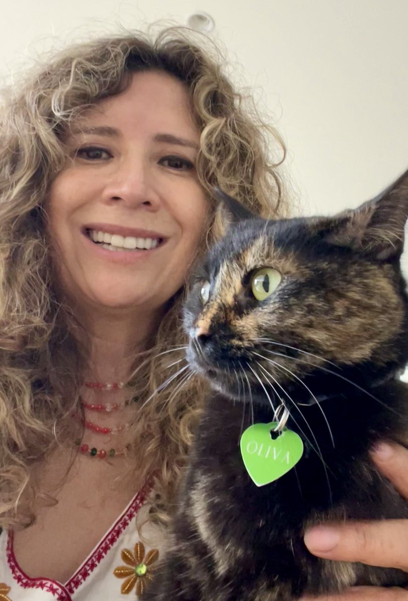 LorenaMHurtado's tweet image. &quot;La ternura es la forma más modesta de amor. 
No tiene emblemas o símbolos especiales. 
Aparece cuando miramos de cerca y con cuidado a otro ser, a algo que no es nuestro “yo”, pero donde nos descubrimos a nosotros mismos&quot;.

Olga Tokarczuk