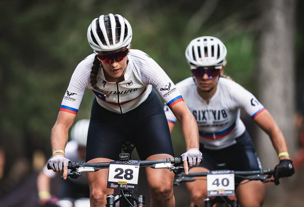 TeamChile_COCH's tweet photo. ¡LA ÚUUUULTIMA DEL AÑO! 🤩🔥🧨

Este domingo, los hermanos Martín 🚵 y Catalina Vidaurre 🚵‍♀️ cierran el Circuito Mundial de MTB en la Copa del Mundo de Mont-Sainte-Anne 🇨🇦.

Ayer, en el short track, Martín fue 10º y Catalina, 20º.

En tanto, mañana, Catalina corre el XCO a las 14:30 de Chile, mientras que Martín —que pelea el segundo lugar del ranking anual— tendrá su decisiva carrera a las 16:30.

¡A cerrar de la mejor forma 🥳!

#VamosTeamChile 🇨🇱