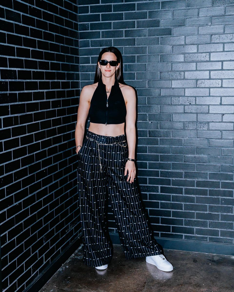 CailtinClark2's tweet photo. the beginning of a lot of amazing things to come😙🖤🌟 https://t.co/Dd6ucCjUIT