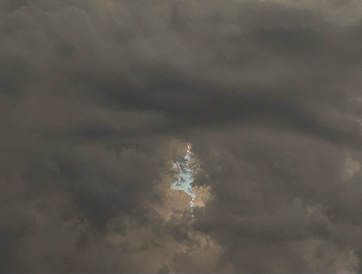 cómo vas a ser un pedacito de cielo en medio de la tormenta no querías ser un poco más poético?