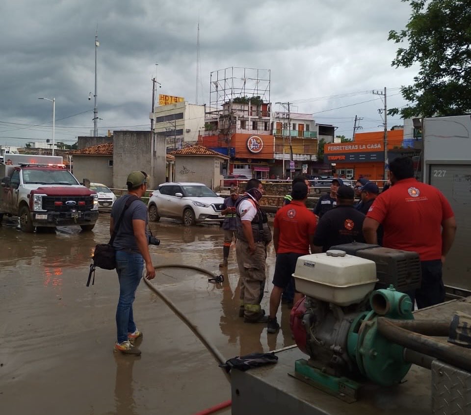 MasNoticiasRTV's tweet photo. Gobernadora coordina envío de #víveres y #atención a #familias #damnificadas

✍️ Más información👇 
https://t.co/VXsYTH0tG9 https://t.co/1d6nHIOe1g