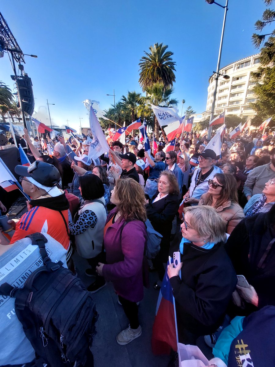 Natgaci's tweet photo. Esperando a #KaiserPresidente https://t.co/p5g6Vr4qm2