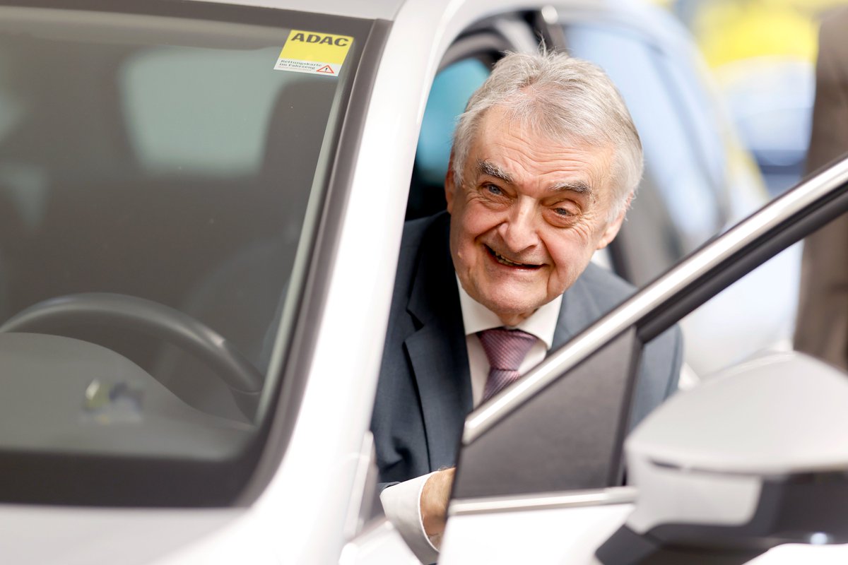 PanamaPictures1's tweet image. &quot;Yo dawg, I heard you like cars, so we put an car in your car, so you can drive while you drive.&quot;

Not Xzibit.

Fotos: Christoph Hardt / Panama Pictures

#herbertreul #adac #lichttest #innenpolitik #straßenverkehr #verkehr #reul