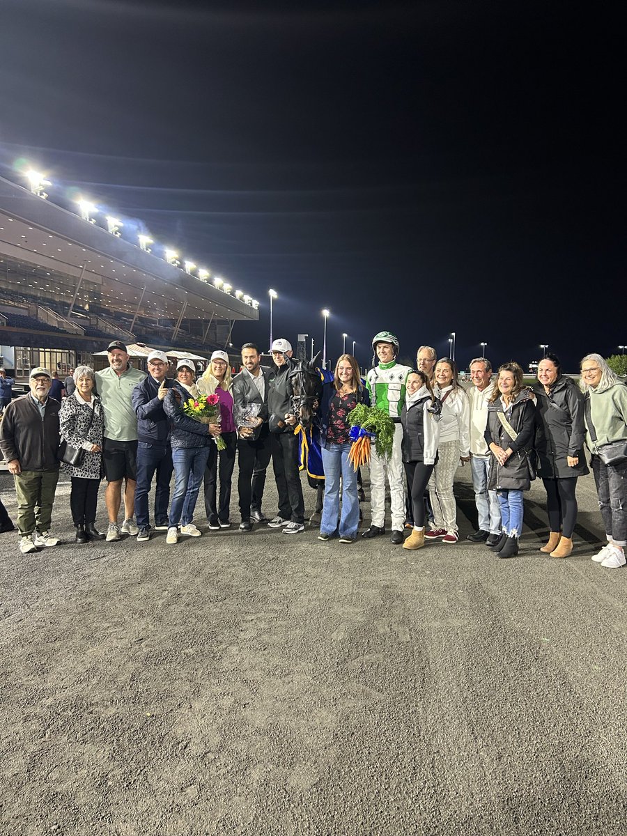 Rob4Ajax's tweet image. I brought my dad to the Ontario Sires Stakes (OSS) Super Finals at Woodbine Mohawk Racetrack. My dad always watched standardbred racing and brought me to the track when I was younger so it was nice to finally return the favour!

The OSS Super Finals showcase the top Ontario-bred…