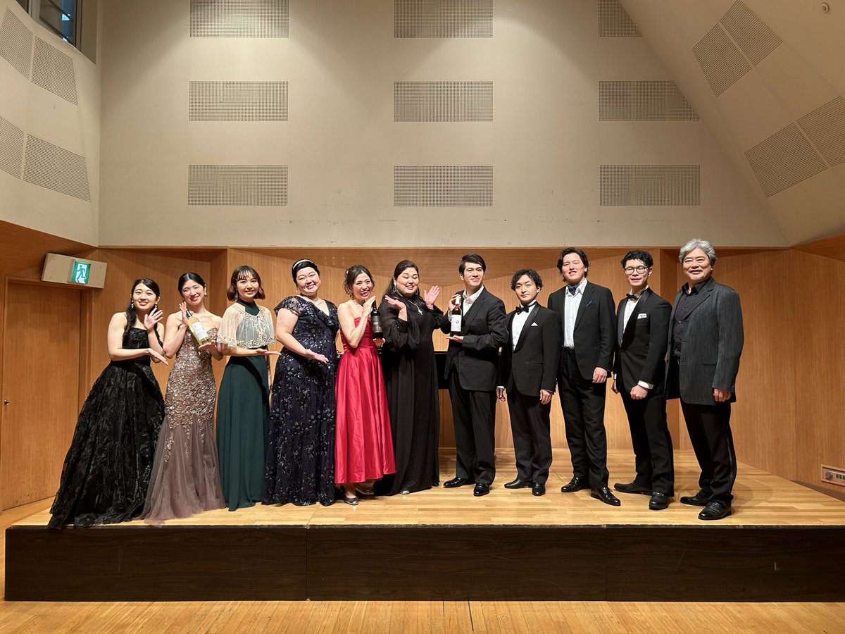 operanokotetsu's tweet photo. 🎙️
昨晩は日暮里で「コンセール・ド・コテツ」。

聴きに来ているお客様を、「歌詞がわからないから」という理由で、おいてきぼりにはしたくない。

限られた時間で、いかに歌の世界にホール全体を引き込むか。

それが司会の務めだ。

#東京オペラ #コテツ  #クラシックコンサート #文化の橋渡し https://t.co/Wtg8lVNrIw