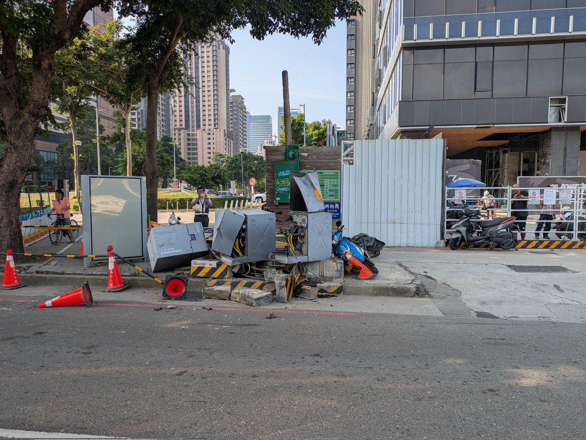 昨昏去台中拄著野馬挵著路邊ê電桶，然後飛去硩著頭前ê車。