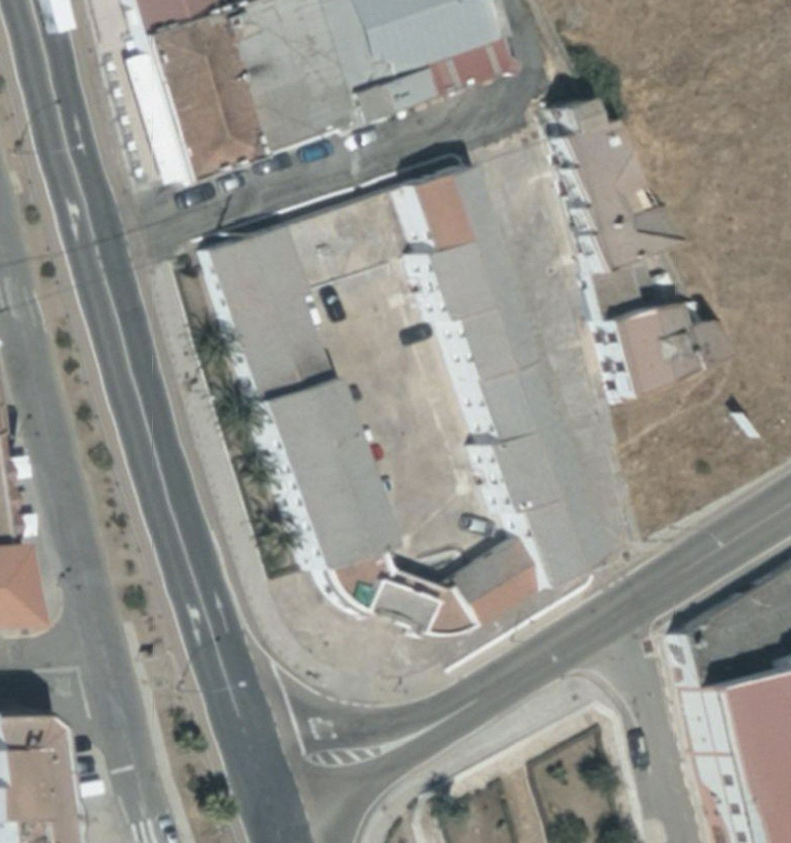 casa_cuartel's tweet image. 3/4
Fue de los primeros proyectos promovidos por la @guardiacivil en la II República. Se conforma a partir de varios bloques, de diversas alturas y usos, que adquieren forma de U, destacando la pieza de acceso que se curva y en el que existe uno de los letreros más interesantes.