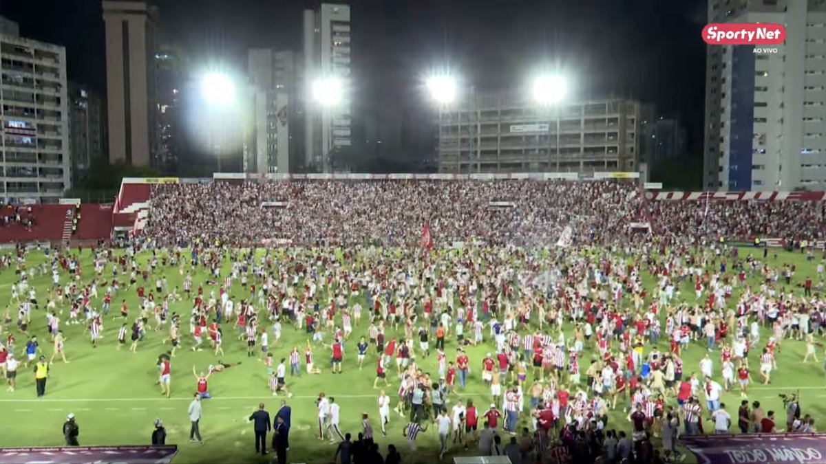 SportyNetBrasil's tweet photo. Aflitos, 11 de Outubro de 2025. 

O Náutico está na Série B e nos braços de seu povo. 🔴⚪️ https://t.co/eq2UN0FbZk