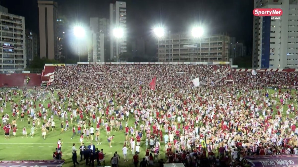 Noitedecopa's tweet photo. HISTÓRICO! A TORCIDA DO NÁUTICO INVADIU O CAMPO

O COLOSSAL SUBIU! 🇦🇹 https://t.co/KS26sQ6nZm