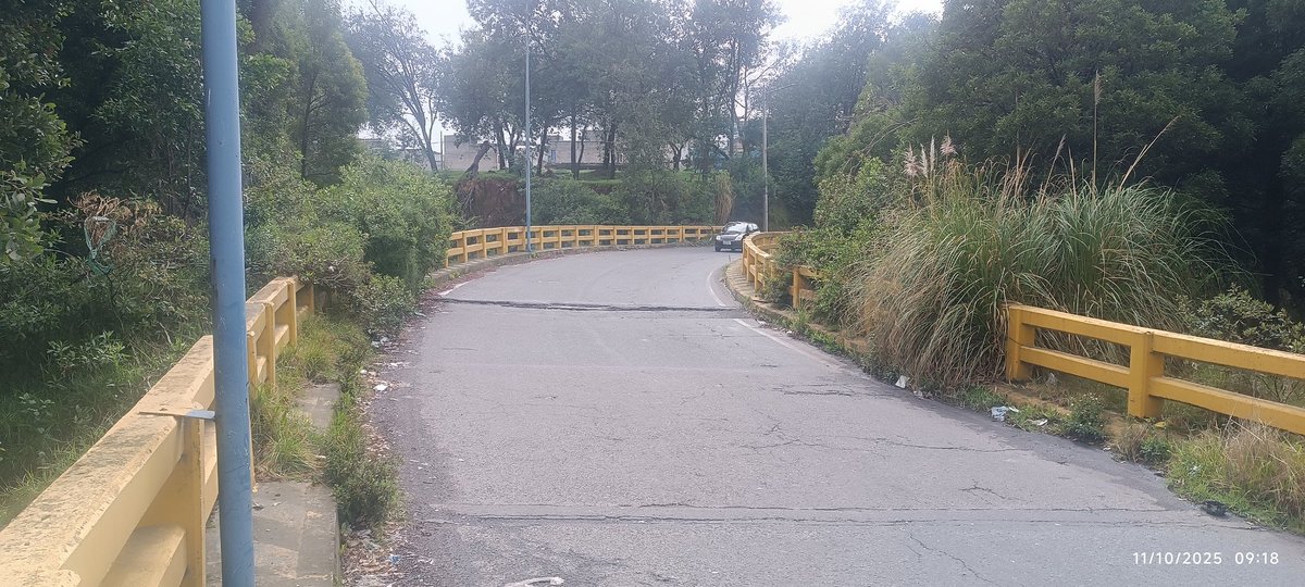 creyes_cgra's tweet photo. @MunicipioQuito no esperen a que suceda una desgracia, todos los puentes a desnivel de Uio no hacen mantenimiento, cada día este en particular está cediendo. Puente que conecta la Av Simón Bolivar con la Av Gonzalo Pérez Bustamante sentido sur norte. https://t.co/8g3RNo3IHt
