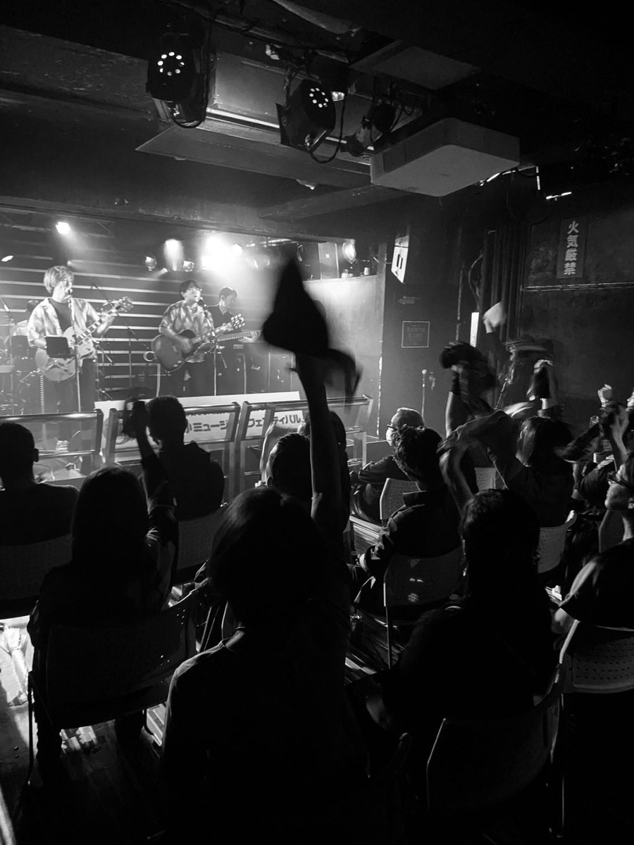 ittetsu_b's tweet photo. やらフェス終了〜
1番外れのForceまで駆けつけてくれた皆さまに感謝です🙇‍♂️
タオルぐるぐる回してくれてありがとう🌀
楽しかった〜😊
セトリ
1.Bad Day
2.新しい風
3.Type-B
4.宝島
来年出れたらやっぱり野外がいいなぁ…

(写真まーくん) https://t.co/HtzYGifLiw