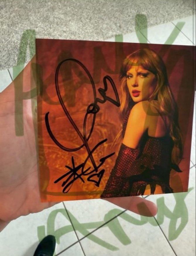 TSwiftEdits_13's tweet image. ‼️| Travis Kelce signed some signed inserts from “The Life of a Showgirl” CDs