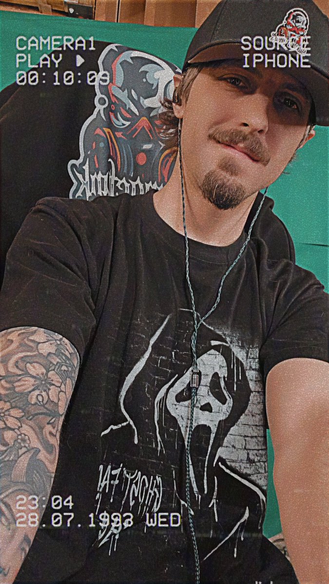 A wee bit sore &amp; late, but I'm finally LIIIIVE ❤️🖤 no RawR's in chat, please 🙏 😏