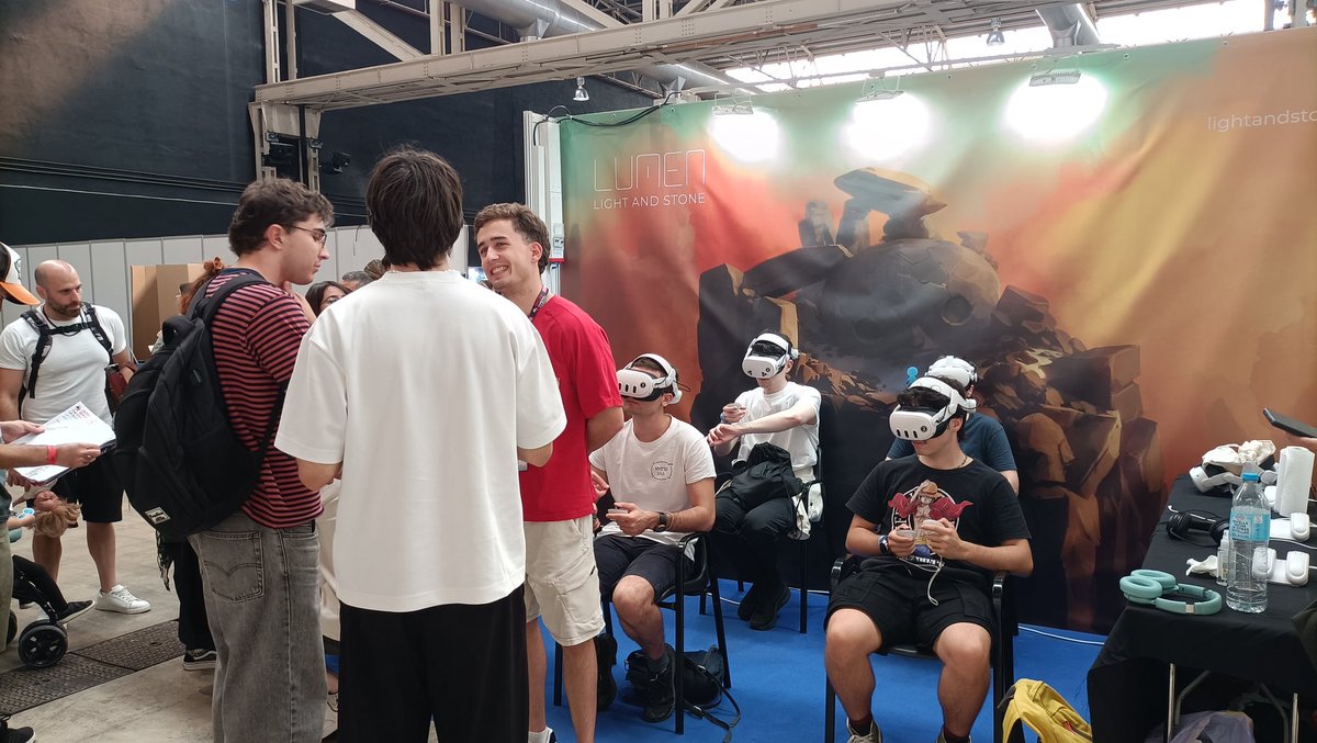 Me ha faltado una foto de equipo con mis compas de Lumen 🔵 pero aquí una de como les lavábamos el cerebro a los transeúntes con nuestra maravillosa Demo (más de 170 wishlist en dos días 🙏🏻)
#bcngamefest #IndieDevDay