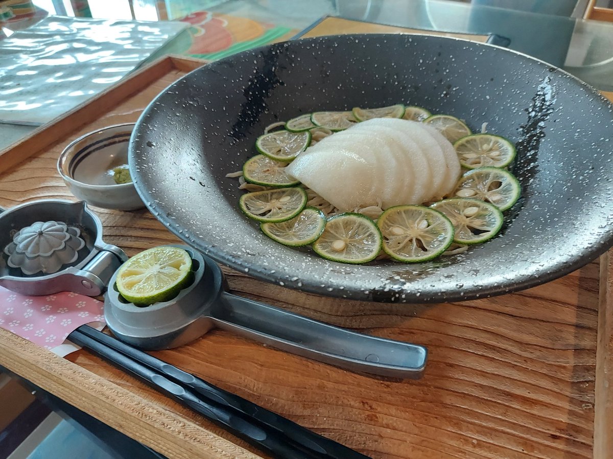 蕎麦うどん涼庵です。今回は「すだち梨そば」です。自家栽培のすだちと地元の梨とのコラボ。追いすだちサービス中。酸味と甘味が融合、季節限定の一品です。うどん、きしめん、稲庭うどんもあります。

#涼庵 #梨 #豊水 #あきづき #すだち #すだち蕎麦 #すだちそば #すだちうどん #うどんスタグラム
