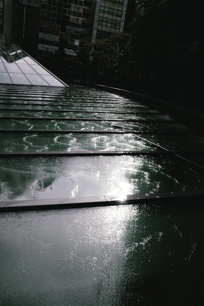 PAPUA_PHOTO3's tweet image. 天井上を流れる水流【GRIV】

#スナップ写真 
#写真好きな人と繫がりたい
