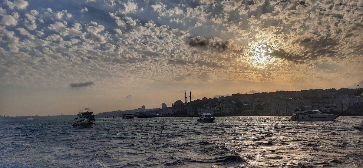 Issız deniz, söyle bana 
Nereye akar bu suskun yara? 
Hasret büyür, sarar içimi 
Gurbet yutar bütün sözlerimi