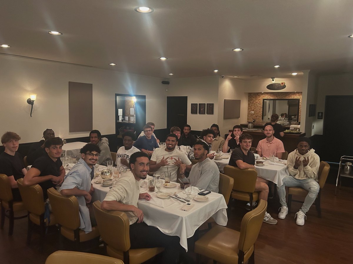 A look at the Bucs team dinner this week at The 615 Club!🧑🏽‍🍳🥩
-
-
-
-
#d3basketball #gobucs #beloitcollege