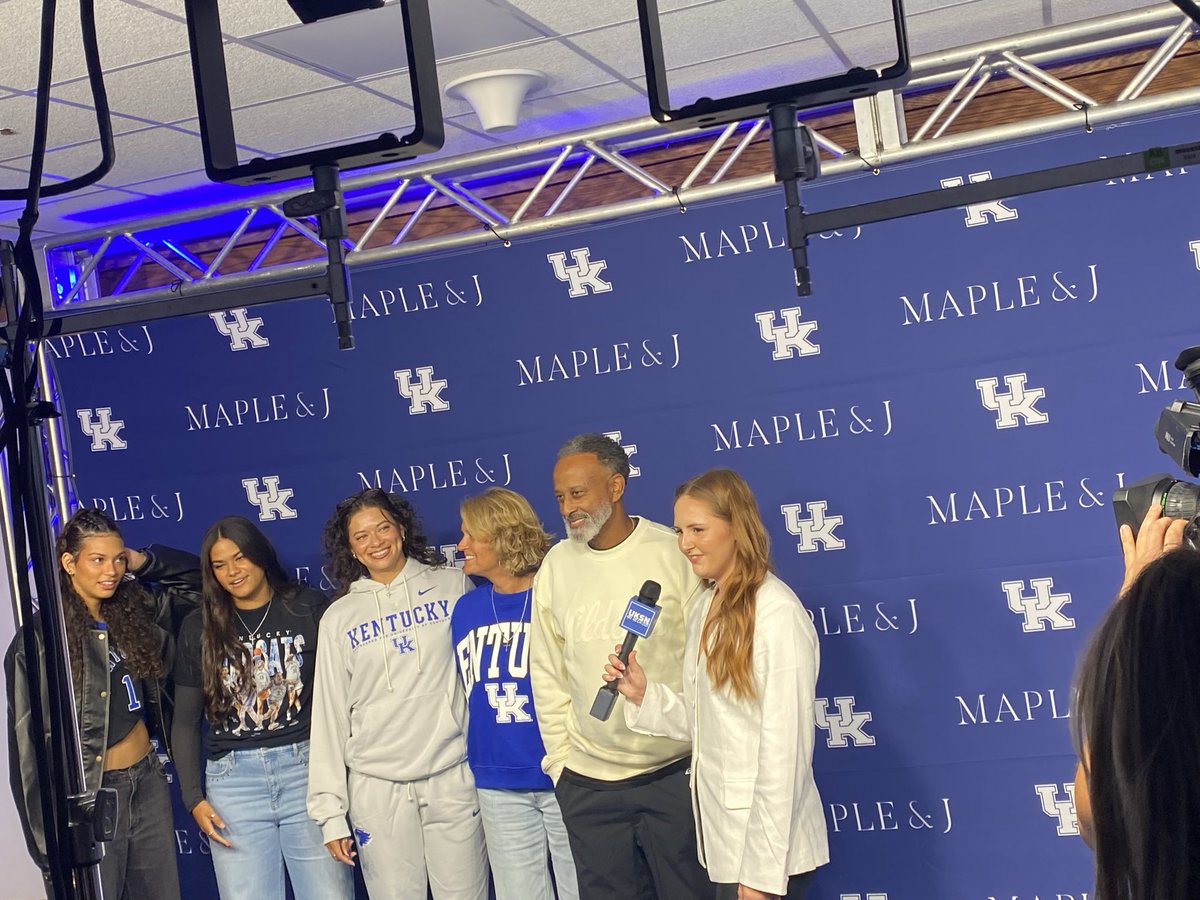 It’s official, coach Brooks is my favorite women’s basketball coach of all time!
#BBN  #BigBlueMadness
