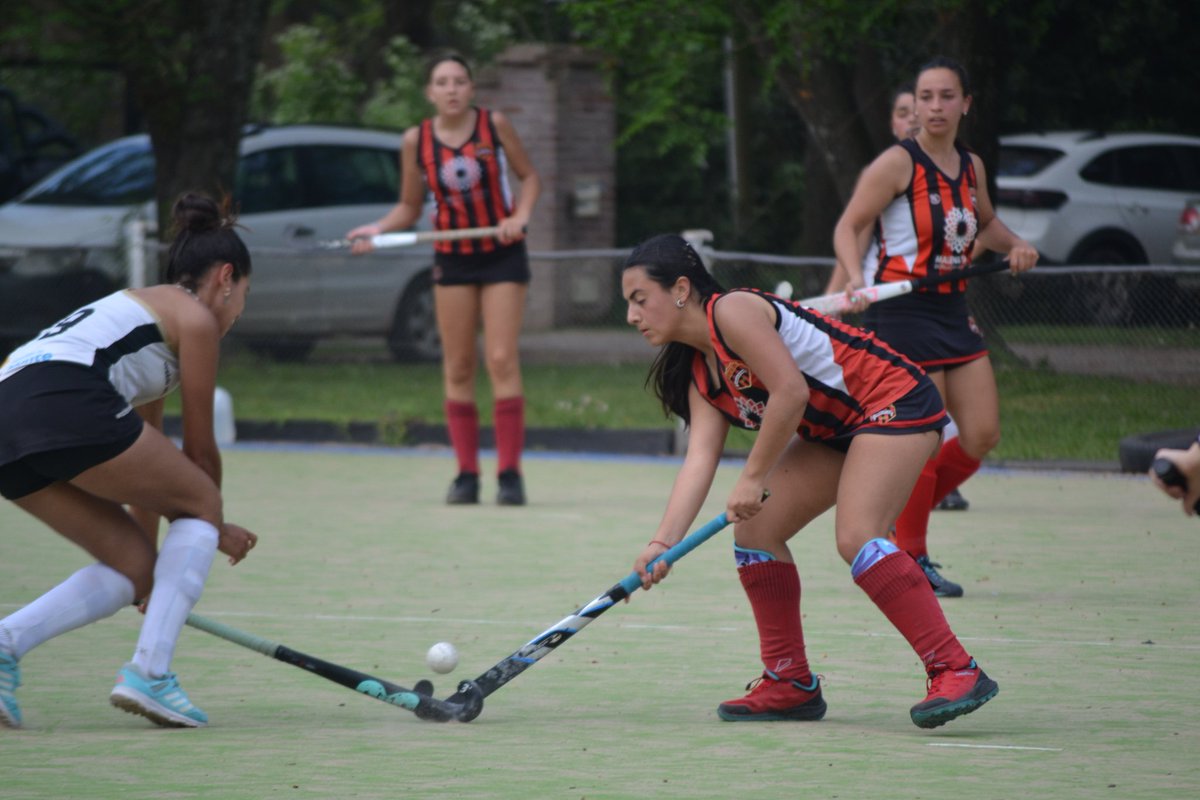 LAC1892's tweet photo. 👉🏻 Las chicas rojinegras 🏑 recibieron a Las Cebras de Monte por la 5ta fecha del  Clausura de la #Cuenca 
RESULTADOS 
7ma - LAC 6 vs. 1 Monte 
6ta - LAC 2 vs. 1 Monte 
Inter - LAC 0 vs. 1 Monte 
1ra - LAC 0 vs. 4 Monte
#SiempreAthletic ❤️🖤 https://t.co/P9sKWgMPkf