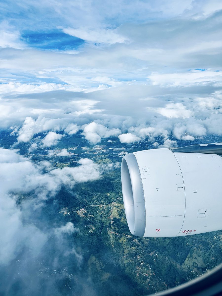 Otro año más en el congreso anual sobre aves rapaces organizado por la Raptor Research Foundation 🇺🇸 para presentar los últimos trabajos científicos. 
Este año es especial porque se celebra en San José (Costa Rica) 
Aquí estamos ya ¡Pura vida! 🦜🍹 #RRF2025