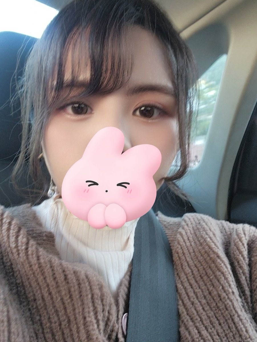 mokkupii's tweet image. Eepy but we ball!! Grabbing some take out dinner too because my bestie and i both just woke up lol ^q^)!(ignore my frizzy ass hair 😒 😖)