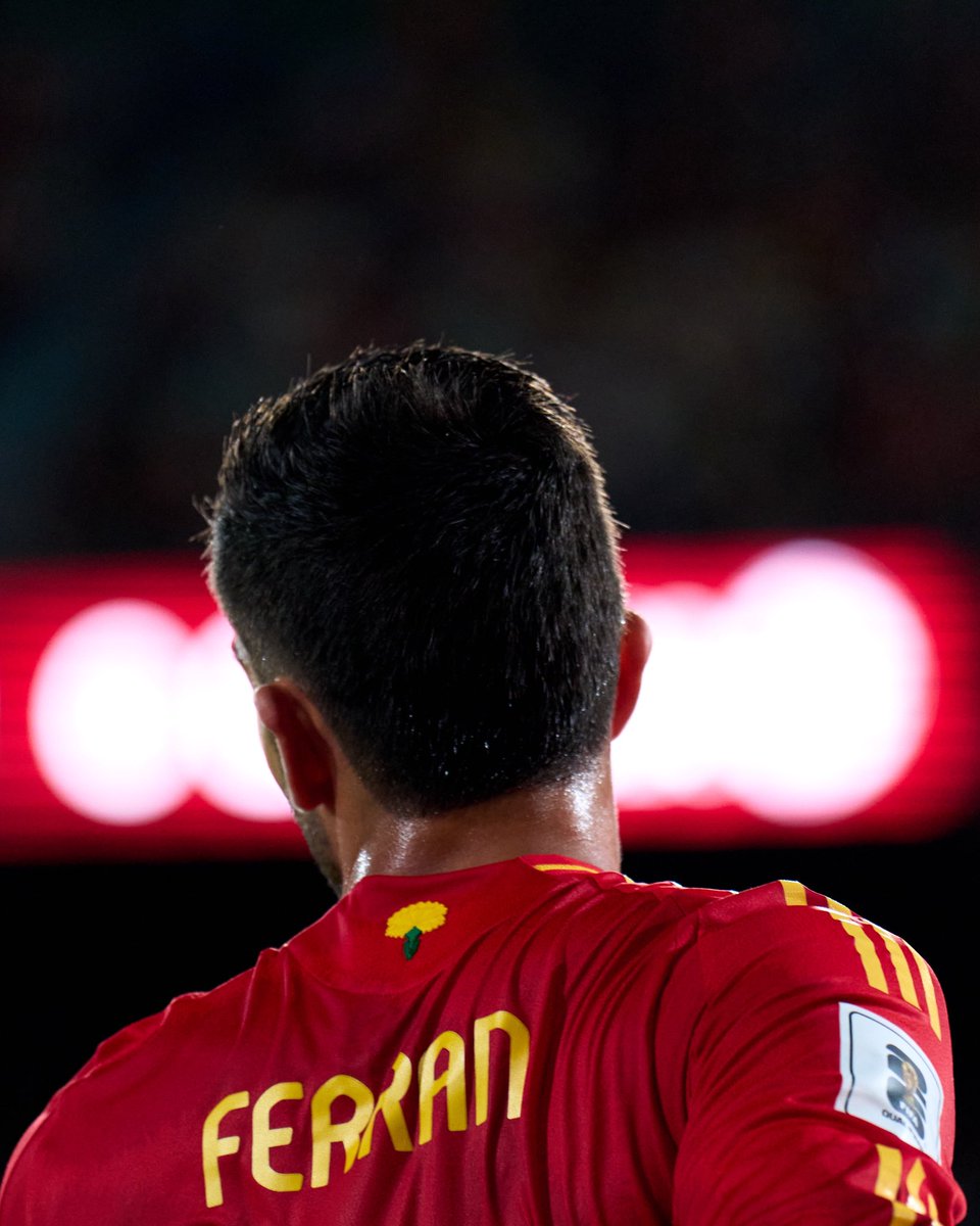 FerranTorres20's tweet image. Una noche subrayada en rojo 5️⃣0️⃣ Partido muy especial y victoria que nos acerca un poco más al Mundial ❤️💛 @SEFutbol